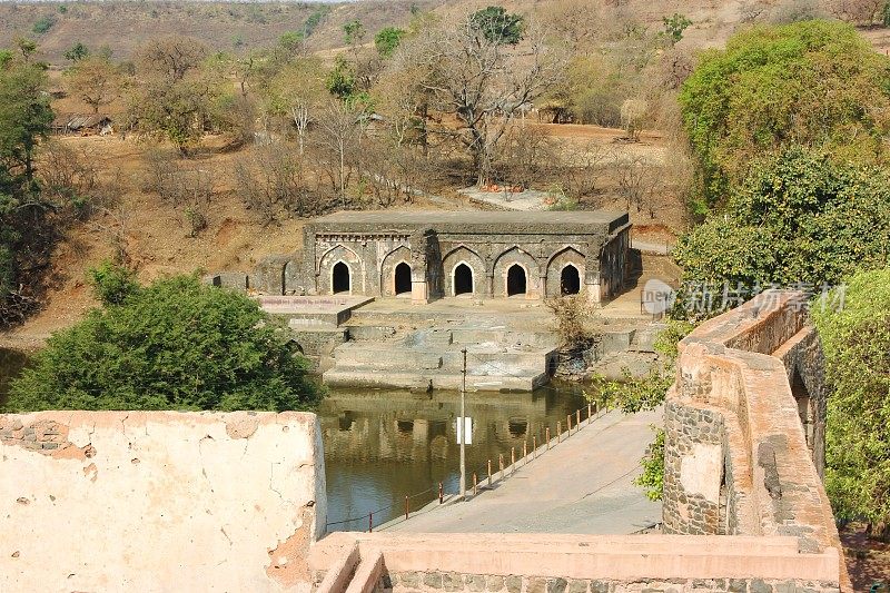 来自Mandu Baz Bahadur宫殿的Rani Talav view